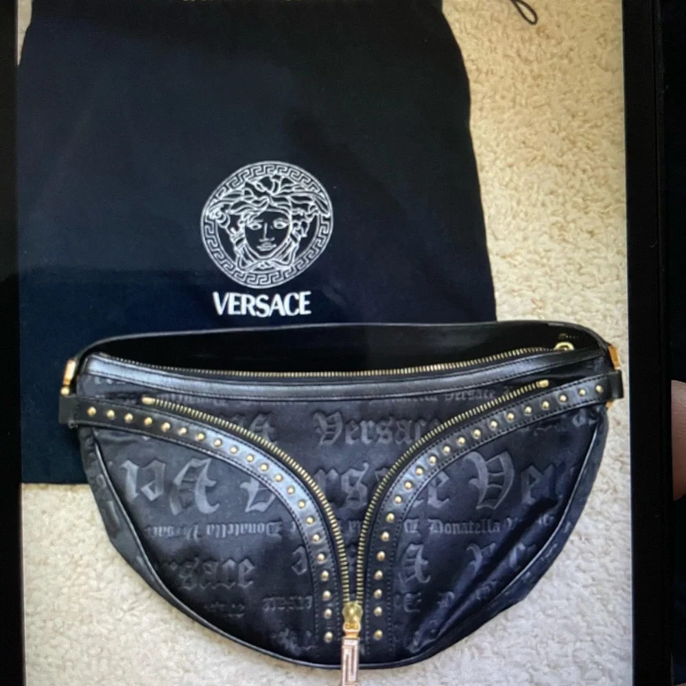 Versace half moon shoulder bag black with studs vintage 90’s - Picture 6 of 16